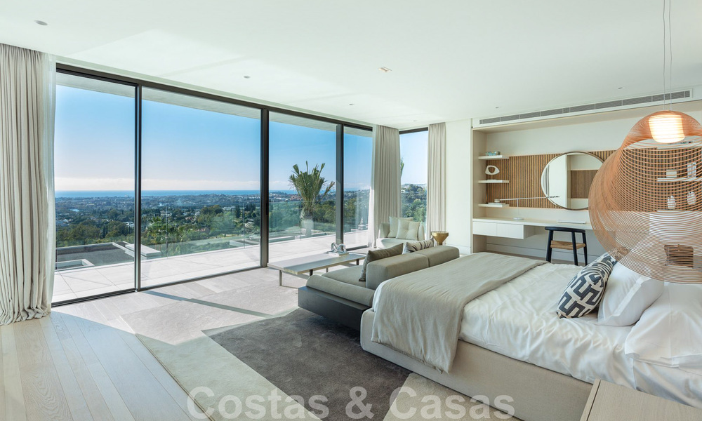 Villa de diseño arquitectónico lista para entrar a vivir en venta con vistas abiertas al mar en una prestigiosa zona residencial cerrada en las colinas de La Quinta en Benahavis - Marbella 49264