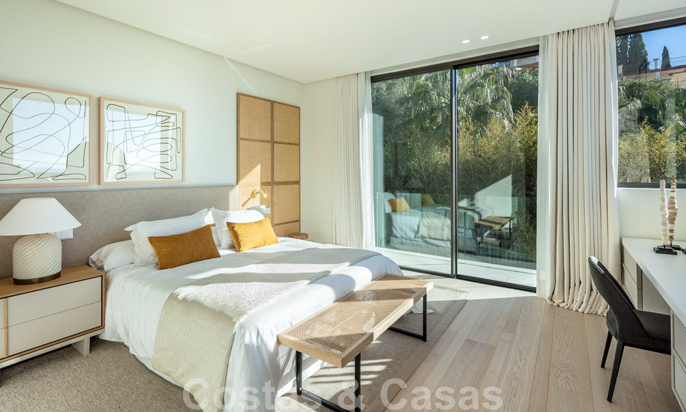Villa de diseño arquitectónico lista para entrar a vivir en venta con vistas abiertas al mar en una prestigiosa zona residencial cerrada en las colinas de La Quinta en Benahavis - Marbella 49266