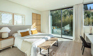 Villa de diseño arquitectónico lista para entrar a vivir en venta con vistas abiertas al mar en una prestigiosa zona residencial cerrada en las colinas de La Quinta en Benahavis - Marbella 49266 