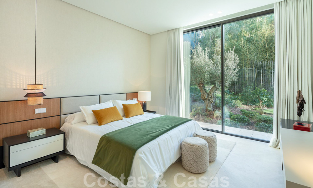 Villa de diseño arquitectónico lista para entrar a vivir en venta con vistas abiertas al mar en una prestigiosa zona residencial cerrada en las colinas de La Quinta en Benahavis - Marbella 49267