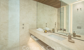 Villa de diseño arquitectónico lista para entrar a vivir en venta con vistas abiertas al mar en una prestigiosa zona residencial cerrada en las colinas de La Quinta en Benahavis - Marbella 49271 