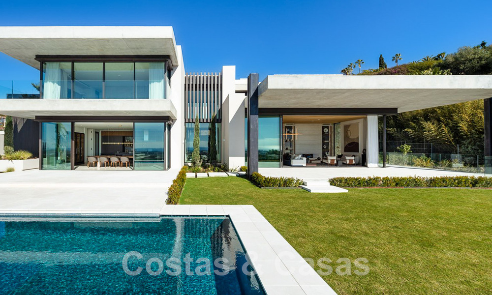 Villa de diseño arquitectónico lista para entrar a vivir en venta con vistas abiertas al mar en una prestigiosa zona residencial cerrada en las colinas de La Quinta en Benahavis - Marbella 49277