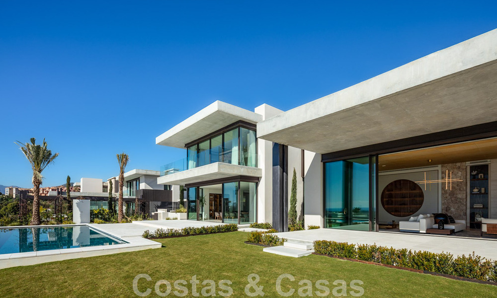 Villa de diseño arquitectónico lista para entrar a vivir en venta con vistas abiertas al mar en una prestigiosa zona residencial cerrada en las colinas de La Quinta en Benahavis - Marbella 49278