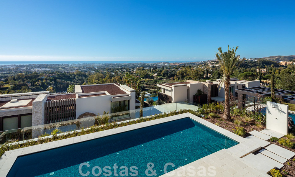 Villa de diseño arquitectónico lista para entrar a vivir en venta con vistas abiertas al mar en una prestigiosa zona residencial cerrada en las colinas de La Quinta en Benahavis - Marbella 49279