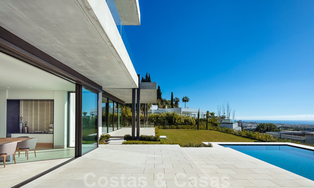 Villa de diseño arquitectónico lista para entrar a vivir en venta con vistas abiertas al mar en una prestigiosa zona residencial cerrada en las colinas de La Quinta en Benahavis - Marbella 49280