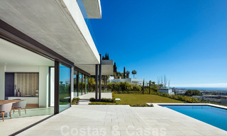 Villa de diseño arquitectónico lista para entrar a vivir en venta con vistas abiertas al mar en una prestigiosa zona residencial cerrada en las colinas de La Quinta en Benahavis - Marbella 49280 