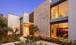 Villa de diseño arquitectónico lista para entrar a vivir en venta con vistas abiertas al mar en una prestigiosa zona residencial cerrada en las colinas de La Quinta en Benahavis - Marbella 49281 