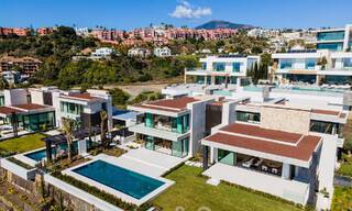 Villa de diseño arquitectónico lista para entrar a vivir en venta con vistas abiertas al mar en una prestigiosa zona residencial cerrada en las colinas de La Quinta en Benahavis - Marbella 49283 