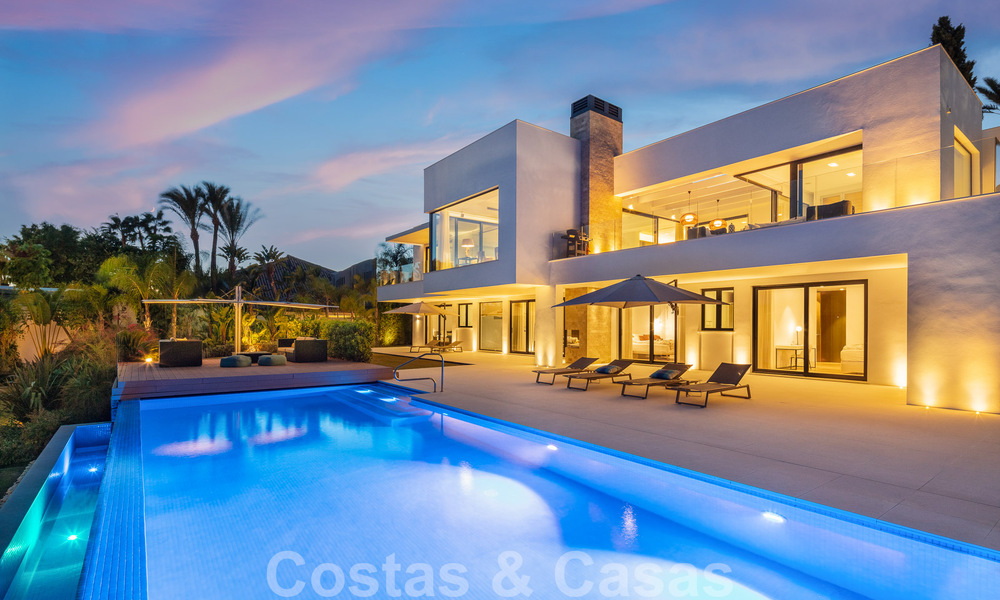 Moderna villa de lujo en venta con pista de tenis privada en prestigiosa zona residencial en el valle del golf de Nueva Andalucia, Marbella 50128
