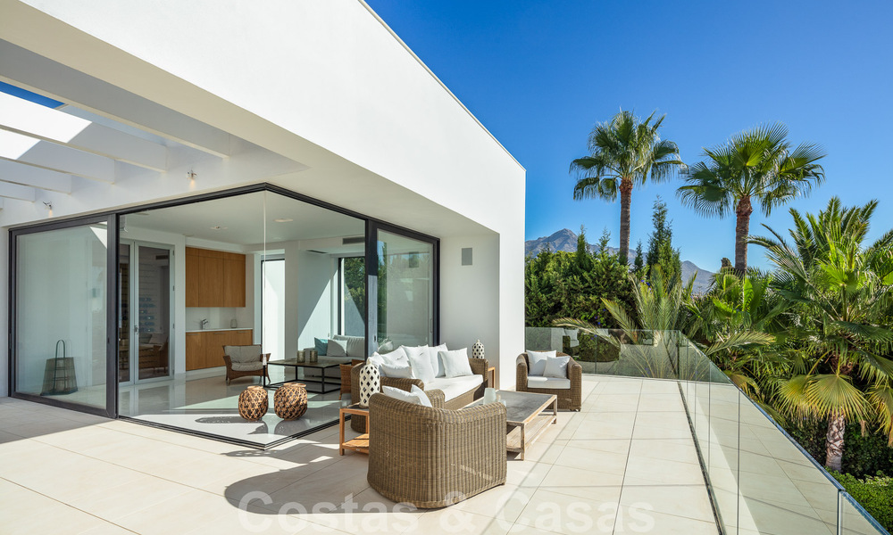 Moderna villa de lujo en venta con pista de tenis privada en prestigiosa zona residencial en el valle del golf de Nueva Andalucia, Marbella 50130