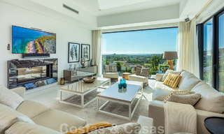 Moderna villa de lujo en venta con pista de tenis privada en prestigiosa zona residencial en el valle del golf de Nueva Andalucia, Marbella 50131 
