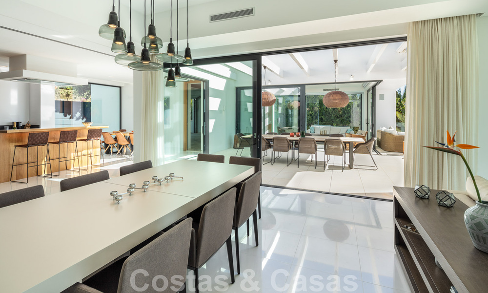 Moderna villa de lujo en venta con pista de tenis privada en prestigiosa zona residencial en el valle del golf de Nueva Andalucia, Marbella 50132