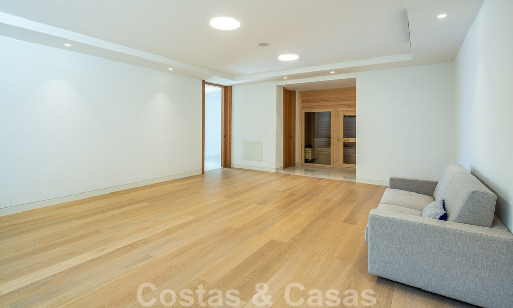 Moderna villa de lujo en venta con pista de tenis privada en prestigiosa zona residencial en el valle del golf de Nueva Andalucia, Marbella 50140