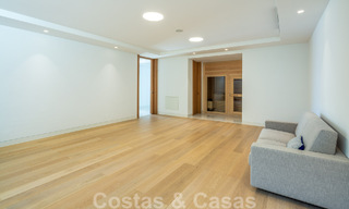 Moderna villa de lujo en venta con pista de tenis privada en prestigiosa zona residencial en el valle del golf de Nueva Andalucia, Marbella 50140 