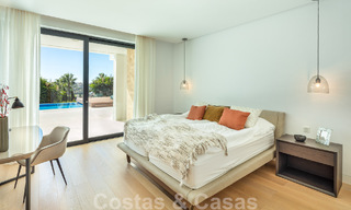 Moderna villa de lujo en venta con pista de tenis privada en prestigiosa zona residencial en el valle del golf de Nueva Andalucia, Marbella 50141 