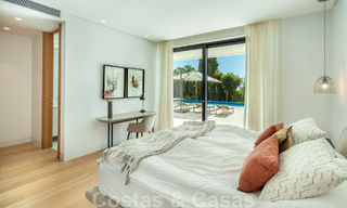 Moderna villa de lujo en venta con pista de tenis privada en prestigiosa zona residencial en el valle del golf de Nueva Andalucia, Marbella 50142 