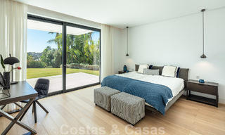 Moderna villa de lujo en venta con pista de tenis privada en prestigiosa zona residencial en el valle del golf de Nueva Andalucia, Marbella 50144 