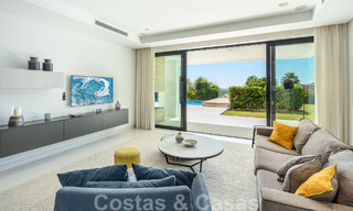 Moderna villa de lujo en venta con pista de tenis privada en prestigiosa zona residencial en el valle del golf de Nueva Andalucia, Marbella 50146 