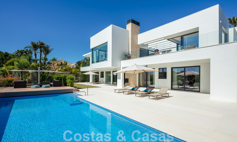 Moderna villa de lujo en venta con pista de tenis privada en prestigiosa zona residencial en el valle del golf de Nueva Andalucia, Marbella 50148
