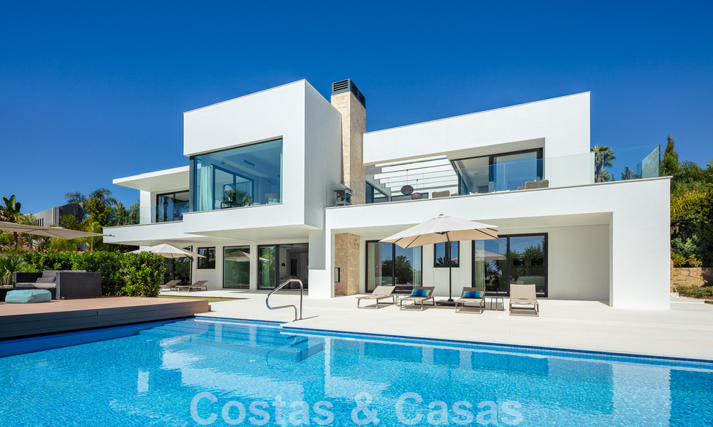 Moderna villa de lujo en venta con pista de tenis privada en prestigiosa zona residencial en el valle del golf de Nueva Andalucia, Marbella 50149