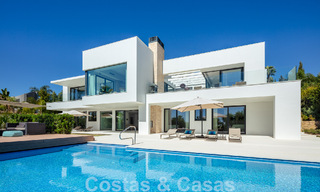 Moderna villa de lujo en venta con pista de tenis privada en prestigiosa zona residencial en el valle del golf de Nueva Andalucia, Marbella 50149 