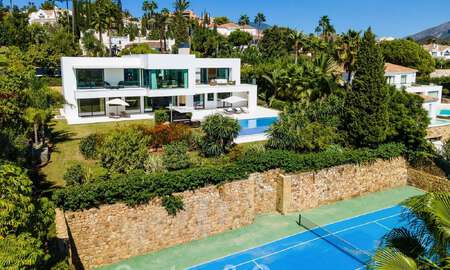 Moderna villa de lujo en venta con pista de tenis privada en prestigiosa zona residencial en el valle del golf de Nueva Andalucia, Marbella 50150