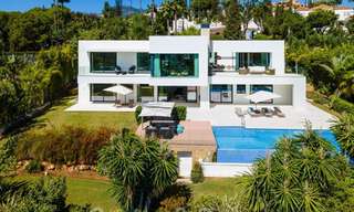 Moderna villa de lujo en venta con pista de tenis privada en prestigiosa zona residencial en el valle del golf de Nueva Andalucia, Marbella 50152 