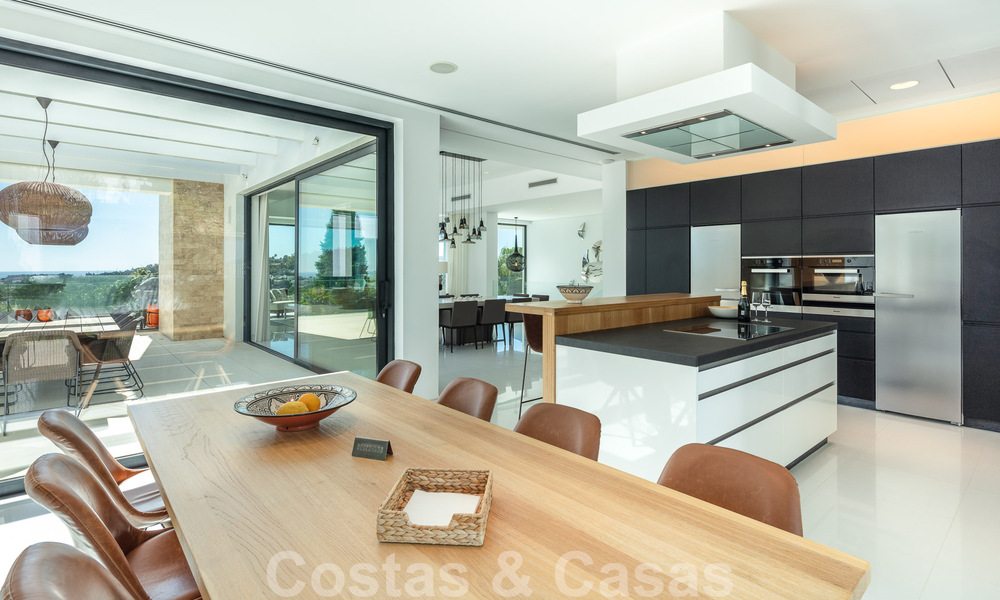 Moderna villa de lujo en venta con pista de tenis privada en prestigiosa zona residencial en el valle del golf de Nueva Andalucia, Marbella 50153
