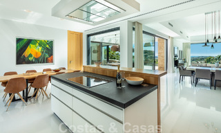 Moderna villa de lujo en venta con pista de tenis privada en prestigiosa zona residencial en el valle del golf de Nueva Andalucia, Marbella 50154 