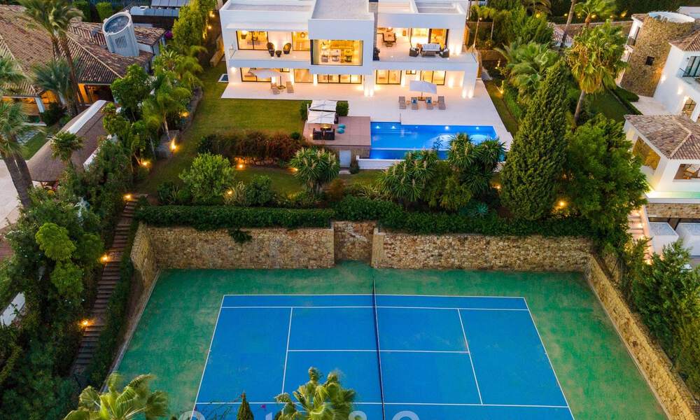 Moderna villa de lujo en venta con pista de tenis privada en prestigiosa zona residencial en el valle del golf de Nueva Andalucia, Marbella 50155