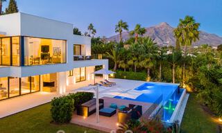 Moderna villa de lujo en venta con pista de tenis privada en prestigiosa zona residencial en el valle del golf de Nueva Andalucia, Marbella 50156 