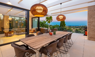 Moderna villa de lujo en venta con pista de tenis privada en prestigiosa zona residencial en el valle del golf de Nueva Andalucia, Marbella 50158 