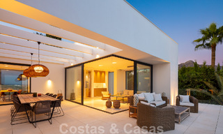 Moderna villa de lujo en venta con pista de tenis privada en prestigiosa zona residencial en el valle del golf de Nueva Andalucia, Marbella 50160 