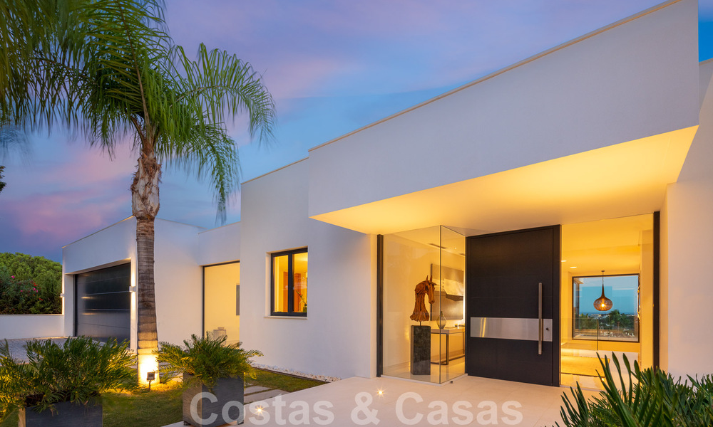 Moderna villa de lujo en venta con pista de tenis privada en prestigiosa zona residencial en el valle del golf de Nueva Andalucia, Marbella 50161