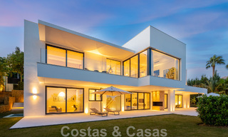 Moderna villa de lujo en venta con pista de tenis privada en prestigiosa zona residencial en el valle del golf de Nueva Andalucia, Marbella 50162 