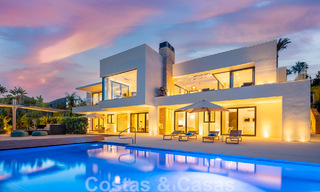 Moderna villa de lujo en venta con pista de tenis privada en prestigiosa zona residencial en el valle del golf de Nueva Andalucia, Marbella 50163 