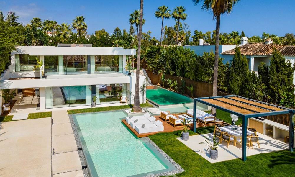 Moderna villa de lujo en venta con diseño contemporáneo, situada a poca distancia de Puerto Banús, Marbella 49404