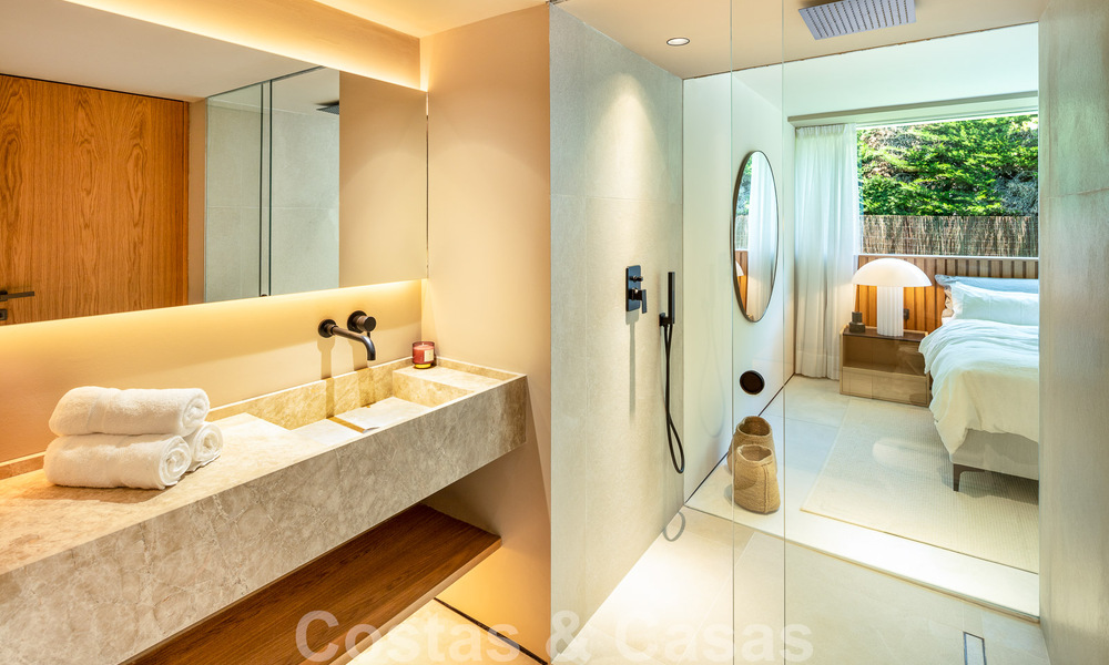 Moderna villa de lujo en venta con diseño contemporáneo, situada a poca distancia de Puerto Banús, Marbella 49410