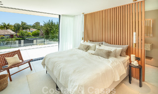 Moderna villa de lujo en venta con diseño contemporáneo, situada a poca distancia de Puerto Banús, Marbella 49416 