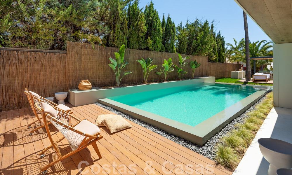 Moderna villa de lujo en venta con diseño contemporáneo, situada a poca distancia de Puerto Banús, Marbella 49427