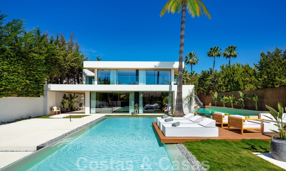 Moderna villa de lujo en venta con diseño contemporáneo, situada a poca distancia de Puerto Banús, Marbella 49428