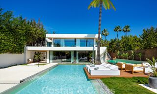 Moderna villa de lujo en venta con diseño contemporáneo, situada a poca distancia de Puerto Banús, Marbella 49428 