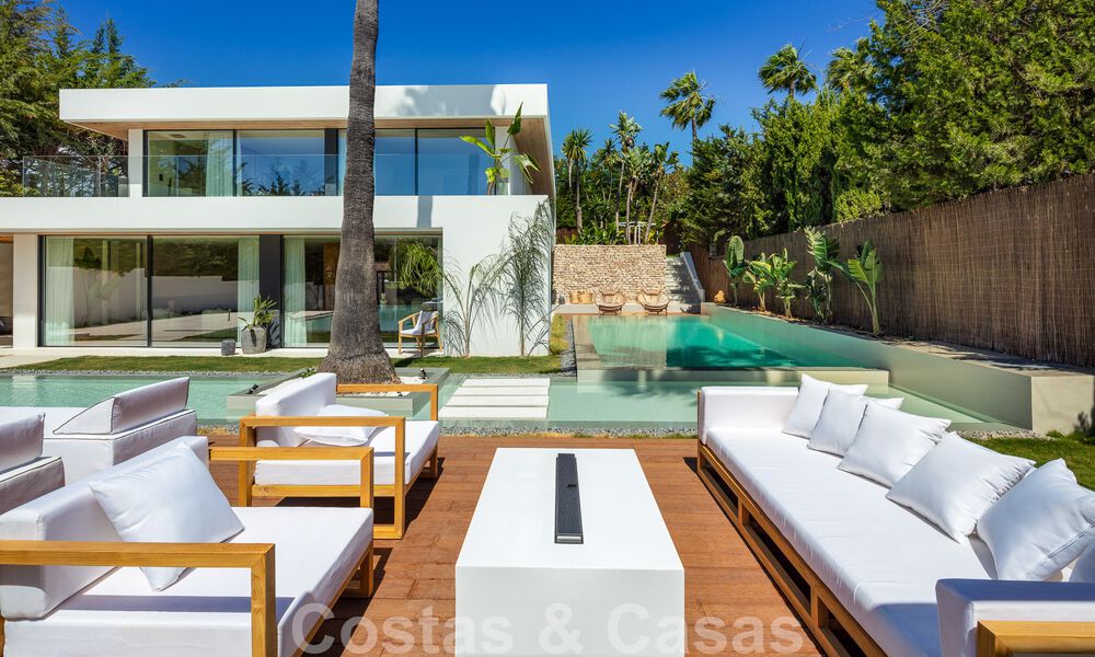 Moderna villa de lujo en venta con diseño contemporáneo, situada a poca distancia de Puerto Banús, Marbella 49429