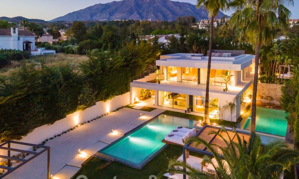 Moderna villa de lujo en venta con diseño contemporáneo, situada a poca distancia de Puerto Banús, Marbella 49430