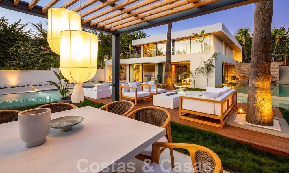 Moderna villa de lujo en venta con diseño contemporáneo, situada a poca distancia de Puerto Banús, Marbella 49434