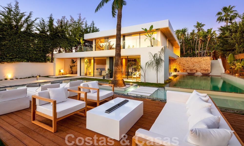 Moderna villa de lujo en venta con diseño contemporáneo, situada a poca distancia de Puerto Banús, Marbella 49435