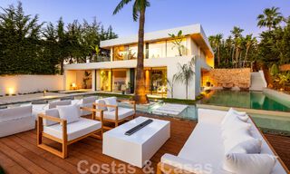 Moderna villa de lujo en venta con diseño contemporáneo, situada a poca distancia de Puerto Banús, Marbella 49435 