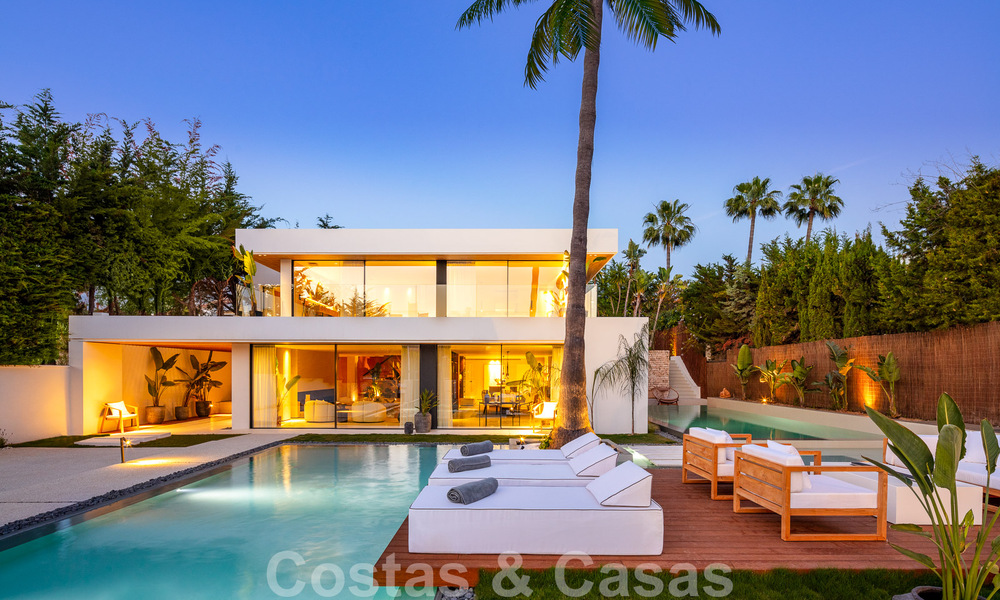 Moderna villa de lujo en venta con diseño contemporáneo, situada a poca distancia de Puerto Banús, Marbella 49436