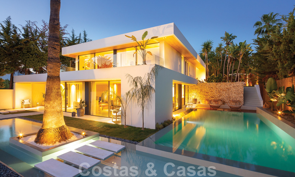 Moderna villa de lujo en venta con diseño contemporáneo, situada a poca distancia de Puerto Banús, Marbella 49437