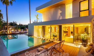 Moderna villa de lujo en venta con diseño contemporáneo, situada a poca distancia de Puerto Banús, Marbella 49438 